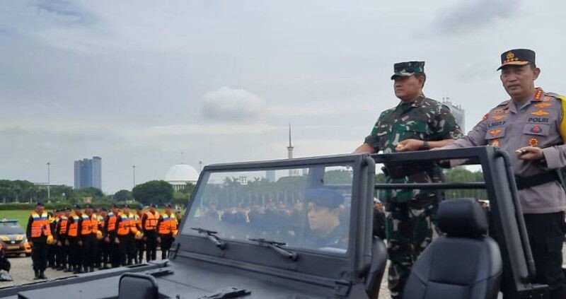 Kapolri Jenderal Pol Listyo Sigit Prabowo bersama Panglima TNI Laksamana Yudo Margono melakukan pengecekan kesiapan pasukan dalam Apel Gelar Pasukan Operasi Lilin 2022